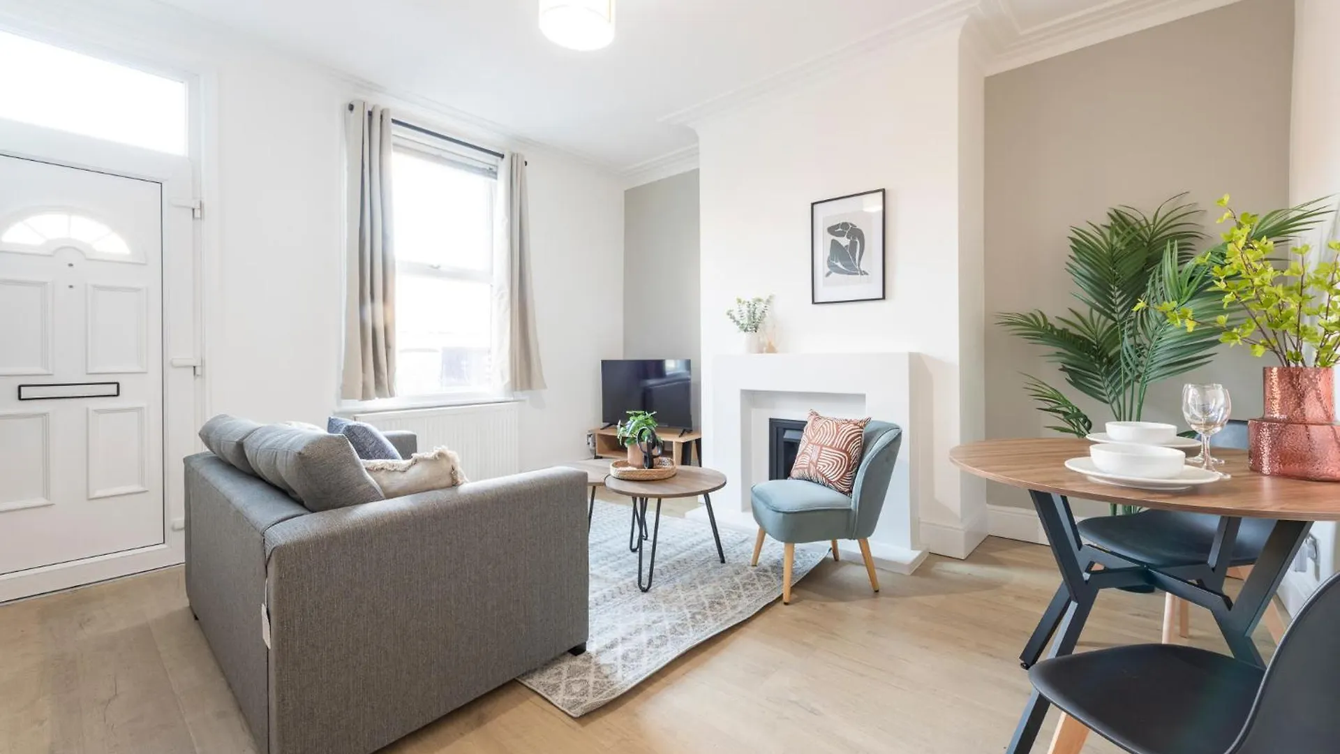 Spacious 2 Bedrooms House Near Leeds Centre, Free Parking, Ideal For Contractors & Long Stays - Nordstay Beeston Hill Feriehus
