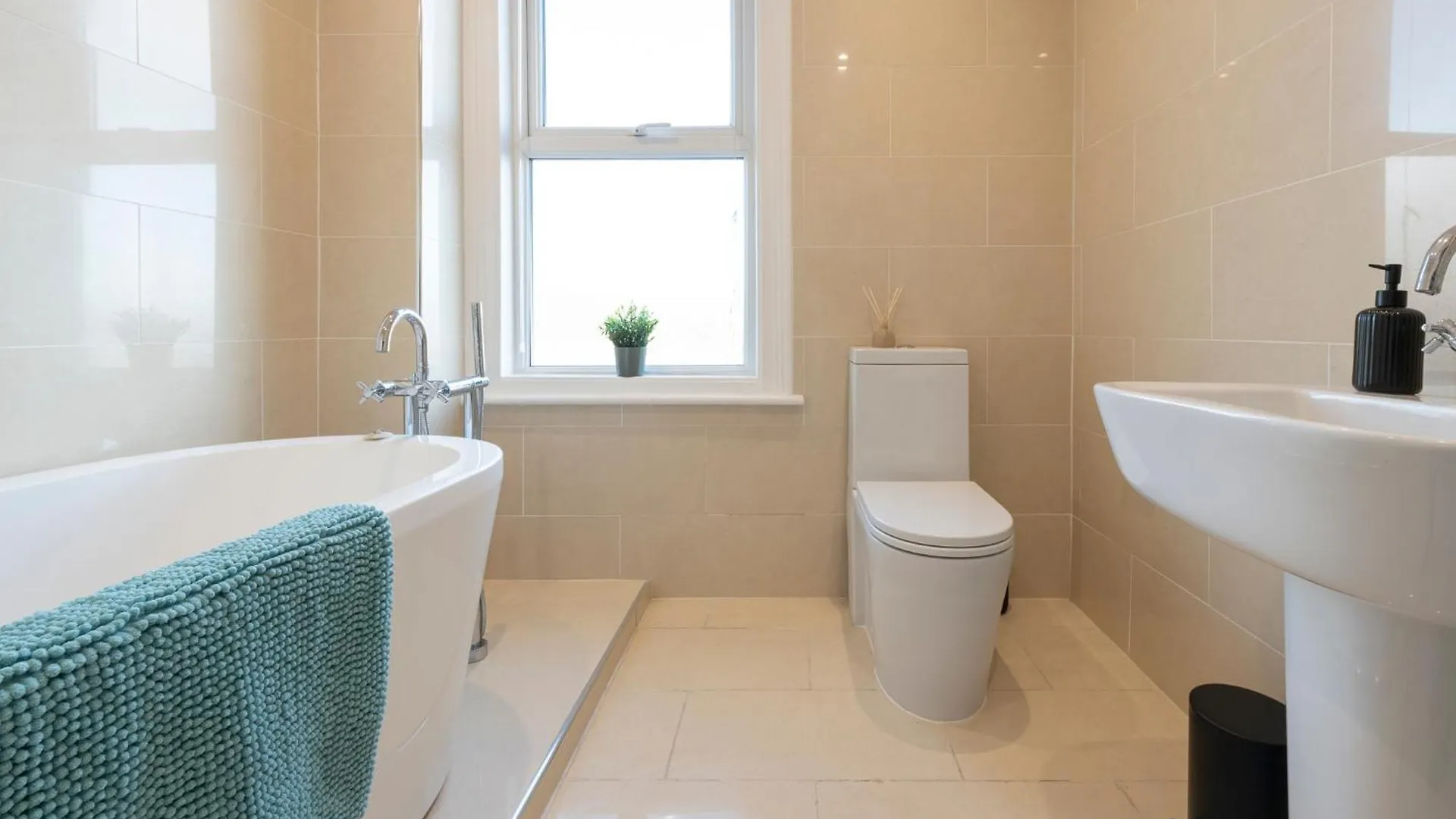 Feriehus Spacious 2 Bedrooms House Near Leeds Centre, Free Parking, Ideal For Contractors & Long Stays - Nordstay Beeston Hill